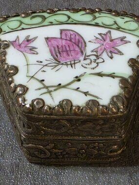 Beautiful Vintage Chinese Porcelain Shard Trinket Box – Butterfly Motif
